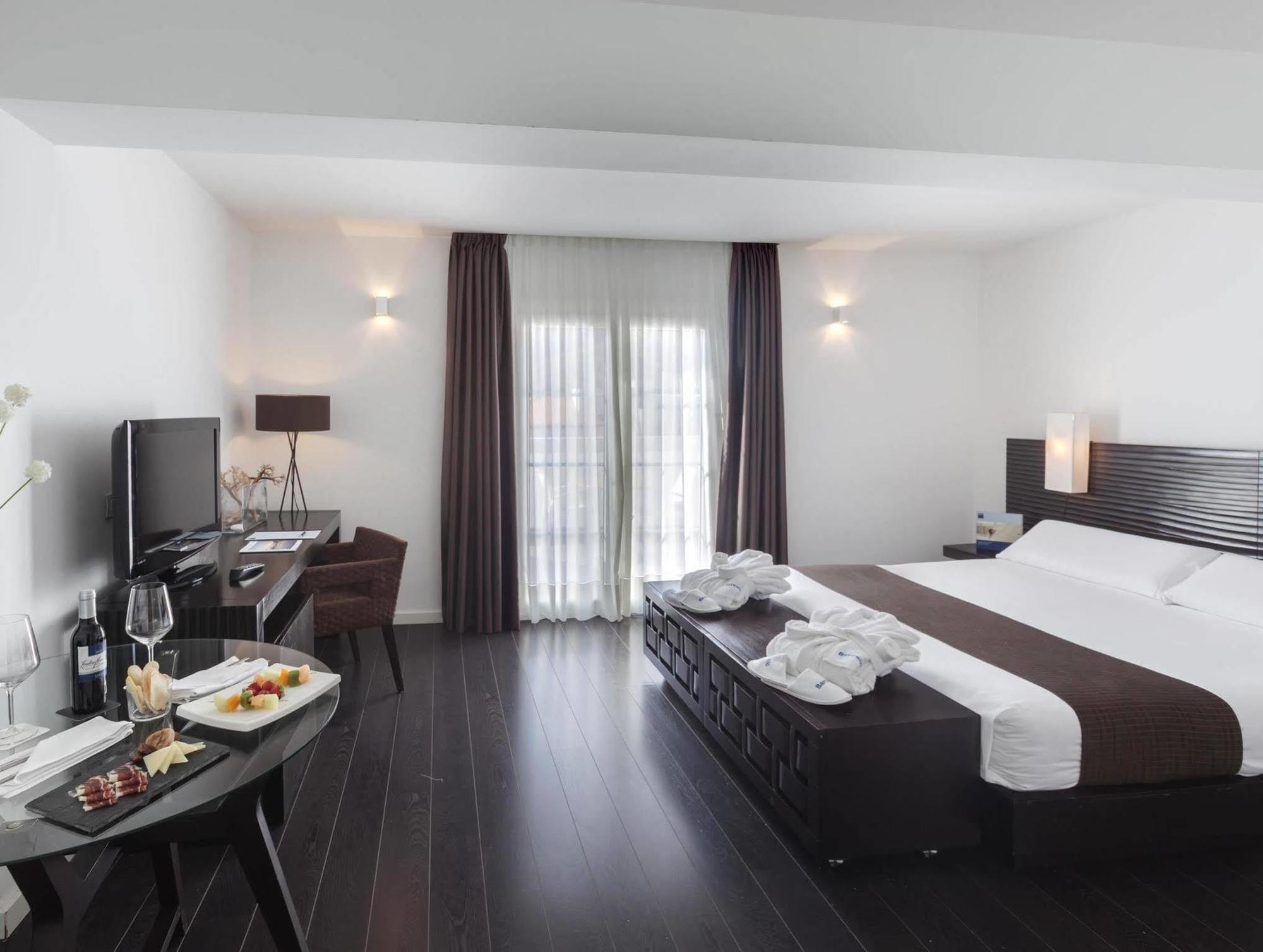 Occidental Cruz Contemporáneo 3*