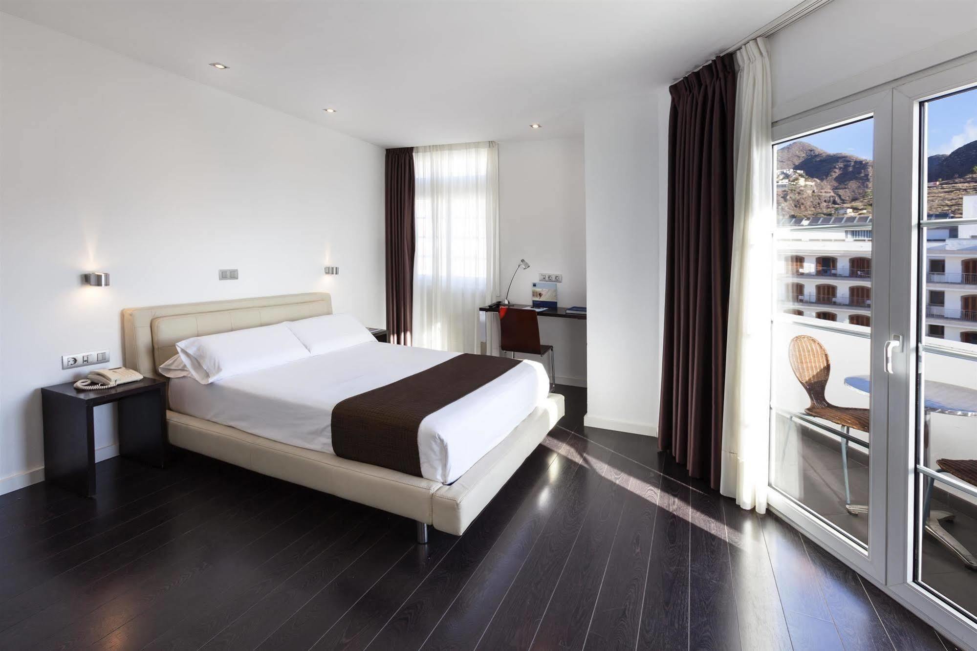Occidental Cruz Contemporáneo Hotel 3*