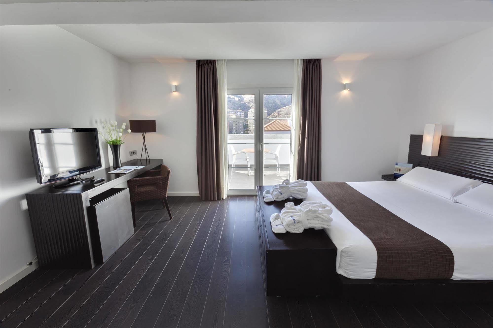 Occidental Cruz Contemporáneo Hotel